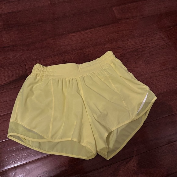 lululemon hotty hot low rise lined shorts 4” inseam size 6! - Picture 1 of 2